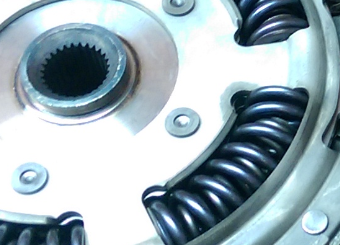 sprężyny we wnętrzu sprzęgła hydrokinetycznego